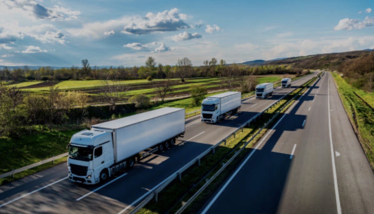 Camiones en carretera monitoreados con GPS